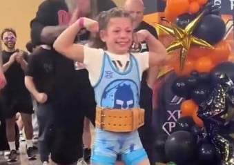 Lucy Milgrim Flexing at the XPC Powerlifting Meet Arnold Sports Fest 2026